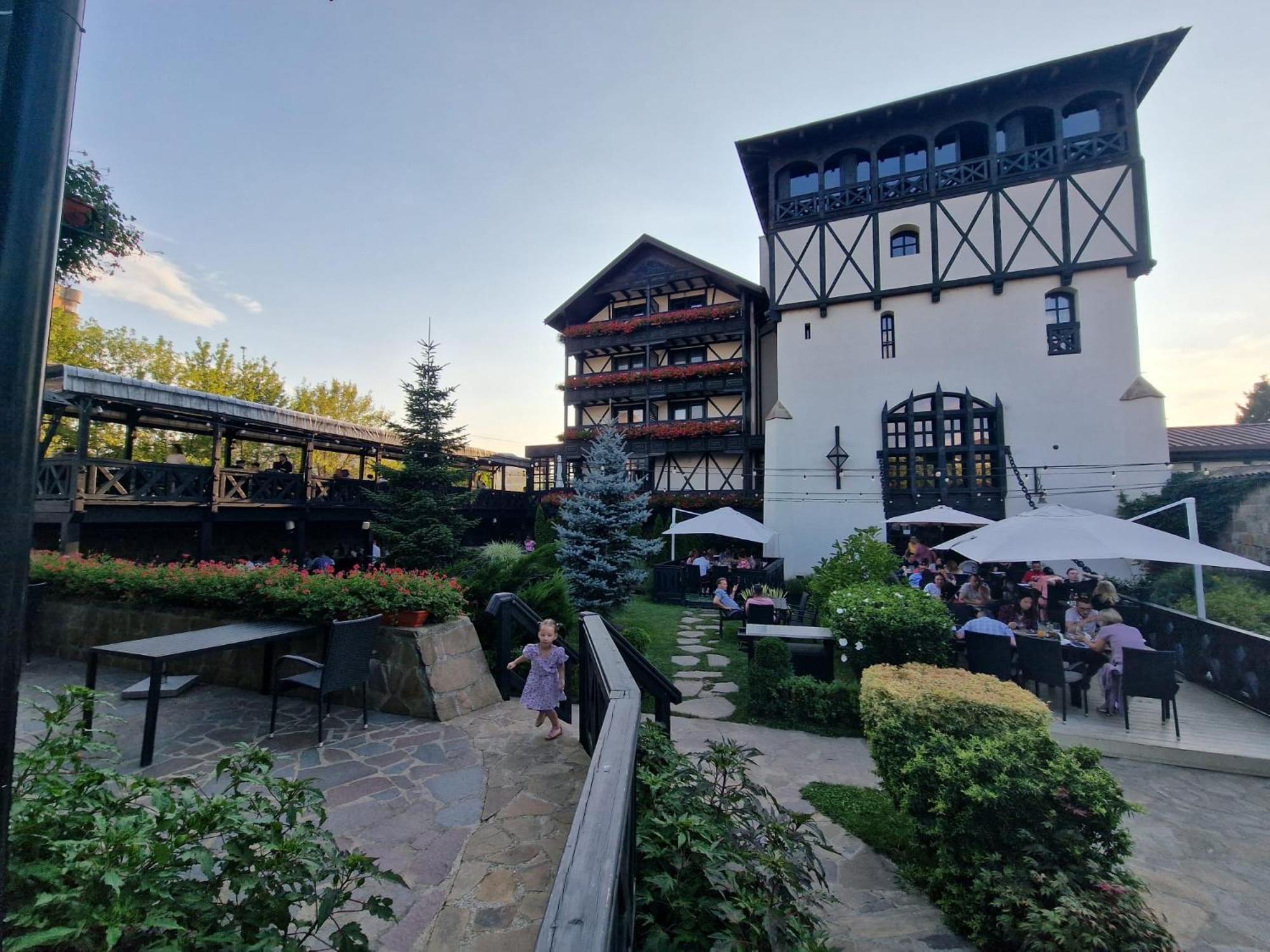 Hotel Podu' Cu Lanturi Bacău Exterior foto