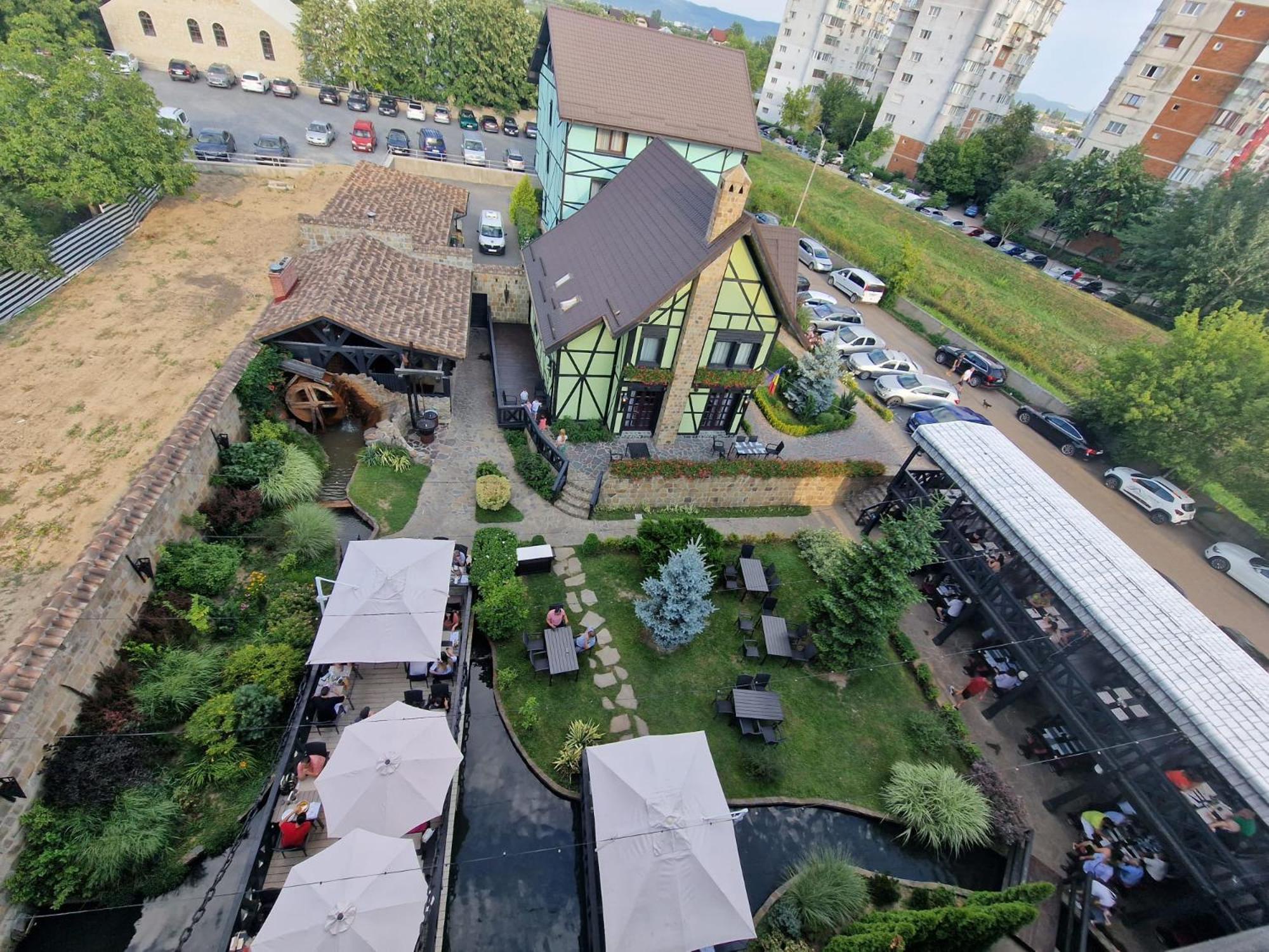 Hotel Podu' Cu Lanturi Bacău Exterior foto