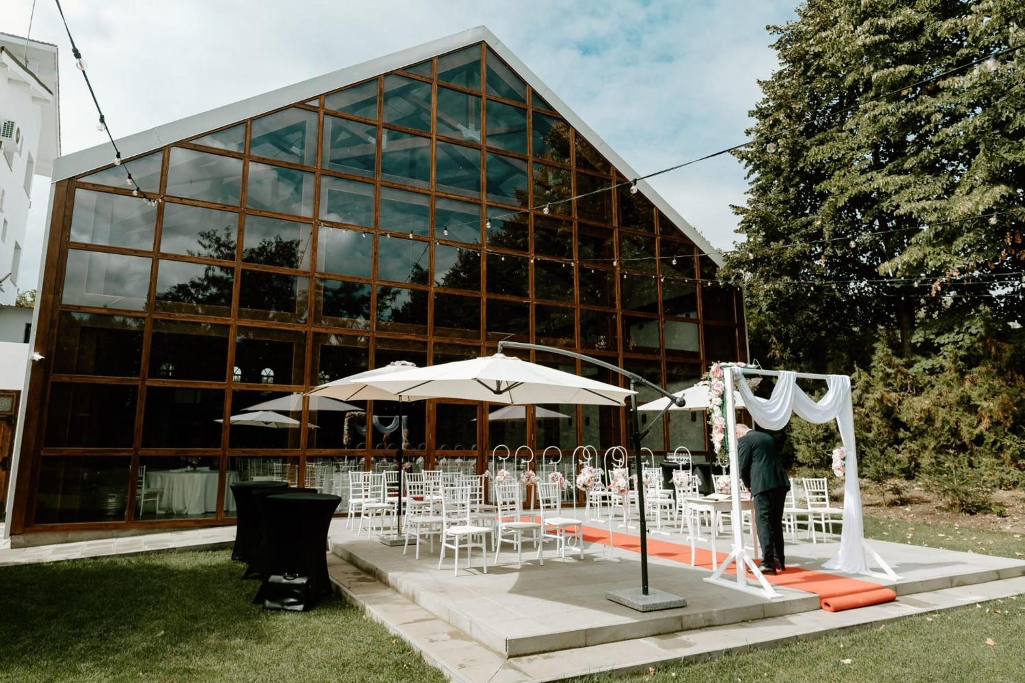 Hotel Podu' Cu Lanturi Bacău Exterior foto