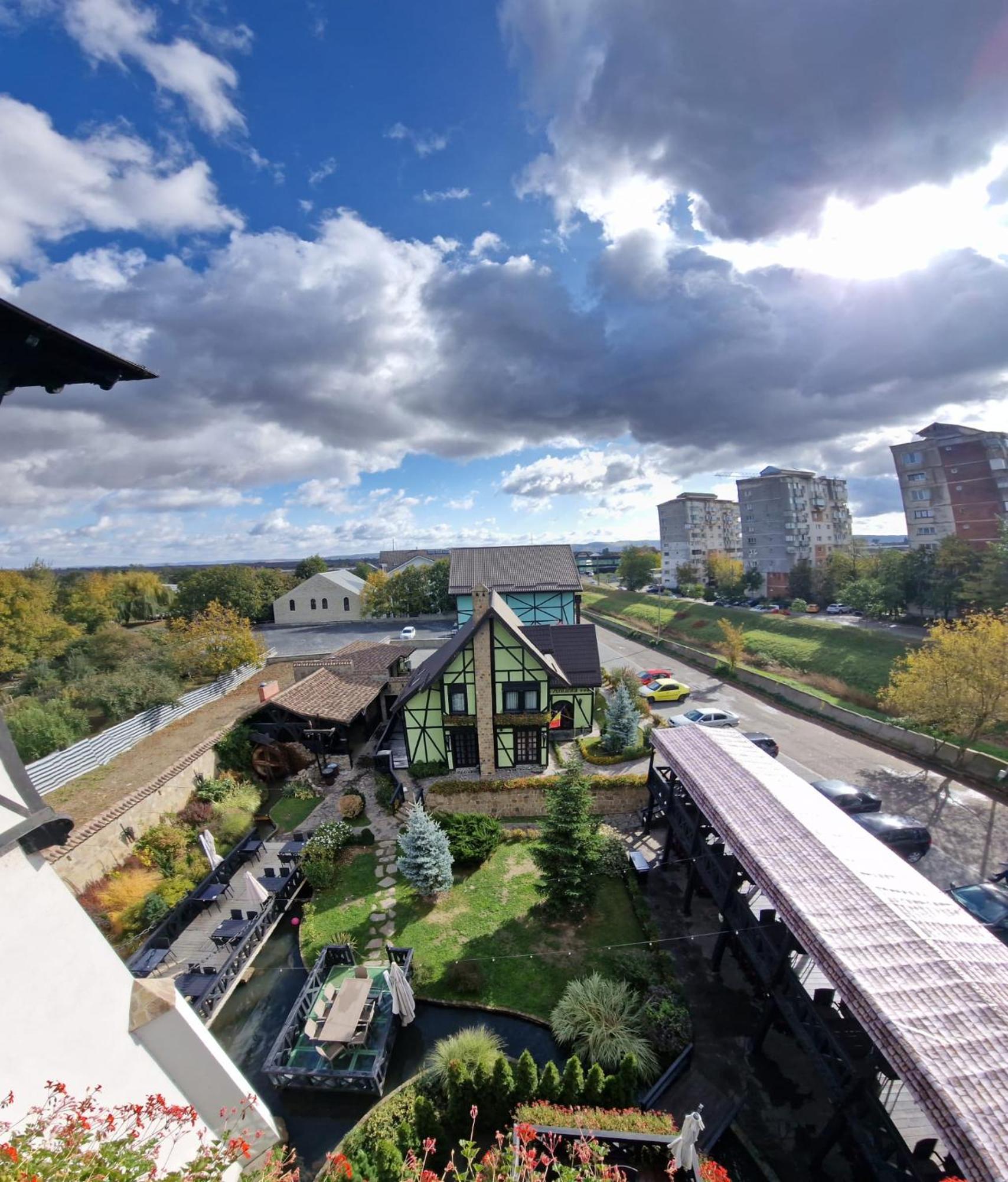 Hotel Podu' Cu Lanturi Bacău Exterior foto